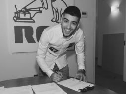 Zayn colgó una fotografía en la que aparece sonriente mientras firma un contrato con la discográfica estadounidense RCA. TWITTER / @zaynmalik