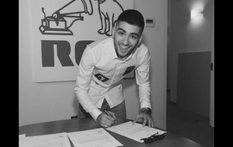 Zayn colgó una fotografía en la que aparece sonriente mientras firma un contrato con la discográfica estadounidense RCA. TWITTER / @zaynmalik