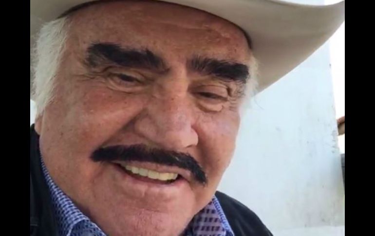 El 'Charro de Huentitán' publica un video en su página oficial de Facebook. FACEBOOK / Vicente Fernandez