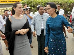 Decenas de personas se reunieron para recibirlas, cerca de la residencia de las trabajadoras. EFE / N. Chan Naing