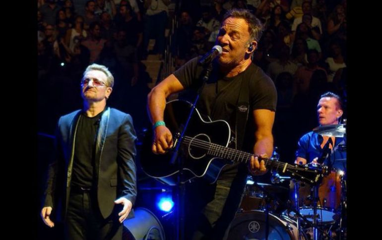 Bruce Springsteen, viejo amigo de la banda, sale al escenario para interpretar con ellos algunas canciones. TWITTER / @U2EXPO