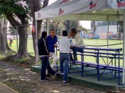 Jorge Vergara (centro izq.), Néstor de la Torre (der.) y Mariano Varela (centro der.) platicando en los pasillo del club. EL INFORMADOR / J. Robles