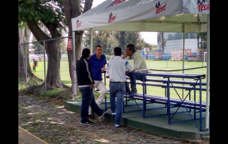 Jorge Vergara (centro izq.), Néstor de la Torre (der.) y Mariano Varela (centro der.) platicando en los pasillo del club. EL INFORMADOR / J. Robles