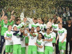 Los 'lobos' celebran su triunfo en  el Volkswagen Arena. EFE / C. Jaspersen