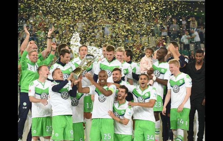 Los 'lobos' celebran su triunfo en  el Volkswagen Arena. EFE / C. Jaspersen