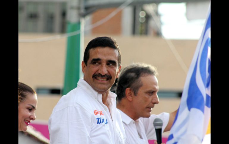 Francisco Rojas Toledo (centro), candidato panista a la alcaldía de Tuxlta Gutiérrez, durante un acto de campaña. NTX / ARCHIVO