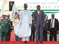 El presidente beninés Thomas Boni Yayi (centro der.) recibió este sábado a su hómologo nigeriano Muhammadu Buhari (centro izq.). EFE / N. Kokou