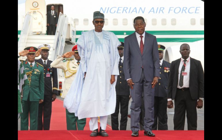 El presidente beninés Thomas Boni Yayi (centro der.) recibió este sábado a su hómologo nigeriano Muhammadu Buhari (centro izq.). EFE / N. Kokou