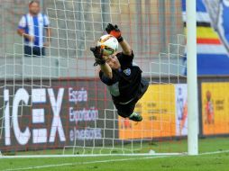 Iker Casillas detuvo así el lanzamiento de Joao Cancelo para darle la victoria al Porto, y terminó elegido como el MVP del duelo. TWITTER / @FCPorto