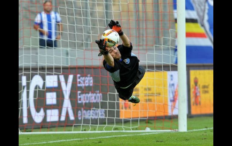 Iker Casillas detuvo así el lanzamiento de Joao Cancelo para darle la victoria al Porto, y terminó elegido como el MVP del duelo. TWITTER / @FCPorto