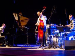 El festejo inició con el trío de Abraham Barrera (en el piano), Aarón Cruz (en el bajo) y Giovanni Figueroa (en la batería). EL INFORMADOR / P. Franco