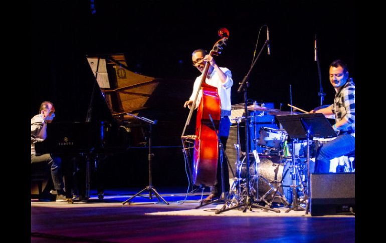 El festejo inició con el trío de Abraham Barrera (en el piano), Aarón Cruz (en el bajo) y Giovanni Figueroa (en la batería). EL INFORMADOR / P. Franco