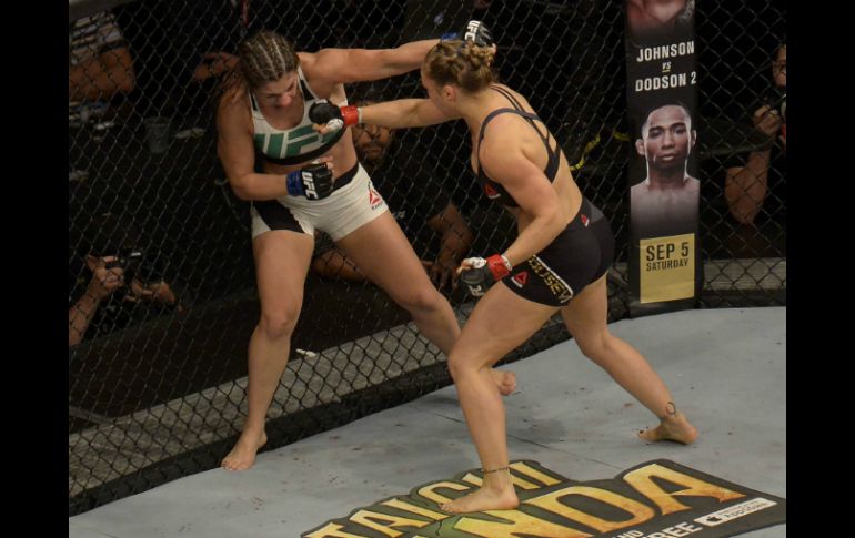 Rousey sigue siendo la reina del octágono, aún fuera de EU. AP / D. Ramalho