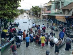 Las inundaciones dejan a miles de personas atrapadas en aldeas remotas y la destrucción completa de sus medios de sustento. EFE / M. Kyaw