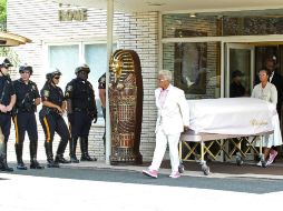 El cuerpo de Bobbi Kristina Brown salió de una funeraria en Newark a fines de la mañana del lunes. AFP / B. Raglin