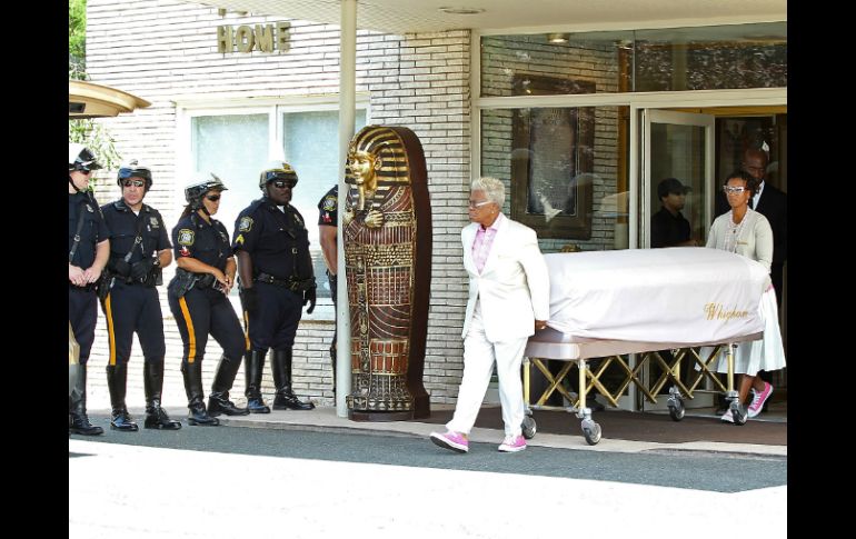 El cuerpo de Bobbi Kristina Brown salió de una funeraria en Newark a fines de la mañana del lunes. AFP / B. Raglin