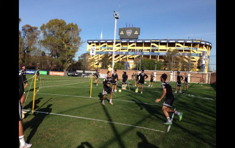 Los futbolistas que hicieron el viaje para el trascendental partido del miércoles llegaron para entrenar en la 'Bombonera'. TWITTER / @TigresOficial