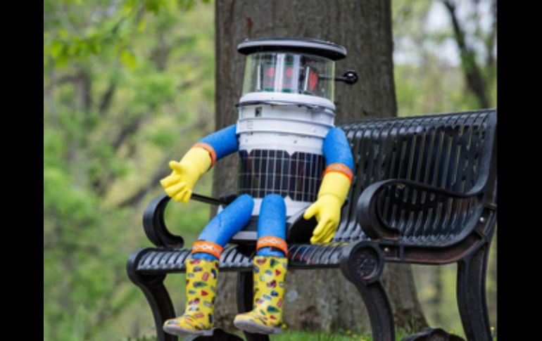 El robot tenía la finalidad de explorar el mundo, encontrar amigos y subir a internet las fotografías que tomaba periódicamente. TWITTER / @hitchBOT