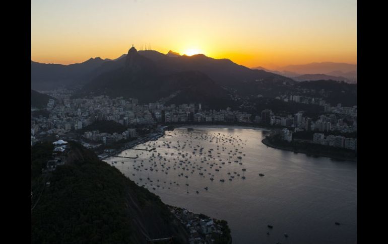 La limpieza de la espectacular bahía de Guanabara sólo estaría lista en 2035, según un proyecto lanzado por el gobierno de Rio. EFE / A. Lacerda