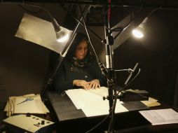 En cuartos oscuros en los fondos de la biblioteca, los expertos utilizan iluminación especial para fotografiar los documentos. AP / K. Kadim