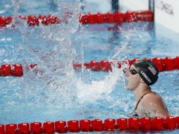 La estadounidense Katie Ledecky celebra tras conseguir la medalla de oro y nuevo récord del mundo en los mil 500 metros libres. EFE / V. Xhemaj