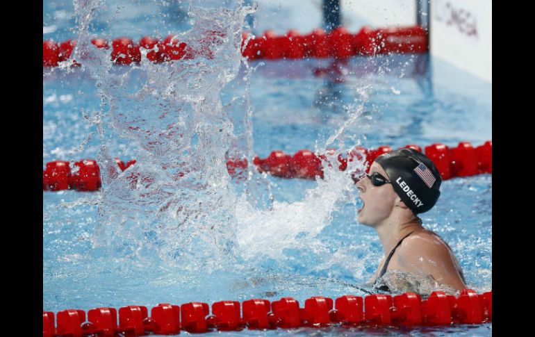 La estadounidense Katie Ledecky celebra tras conseguir la medalla de oro y nuevo récord del mundo en los mil 500 metros libres. EFE / V. Xhemaj