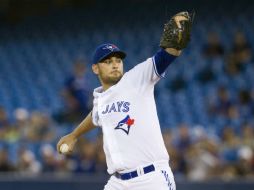 El mexicano Marco Estrada realiza uno de sus lanzamientos durante la primera entrada del juego entre Toronto y Minnesota. AP / F. Thornhill