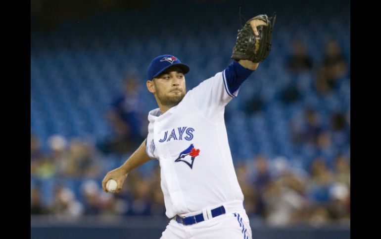 El mexicano Marco Estrada realiza uno de sus lanzamientos durante la primera entrada del juego entre Toronto y Minnesota. AP / F. Thornhill