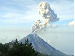 Esta mañana, el Volcán El Colima tiene una  exhalación de mil 500 metros de altura con dirección al oeste. TWITTER / @PCJalisco