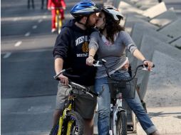 Andando en bicicleta puedes quemar hasta 500 calorías por hora y además puede ser divertido y romántico. EL INFORMADOR / ARCHIVO