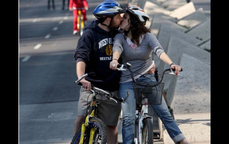 Andando en bicicleta puedes quemar hasta 500 calorías por hora y además puede ser divertido y romántico. EL INFORMADOR / ARCHIVO