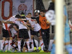 Jugadores de River Plate de Argentina celebran el gol de Lucas Alario contra Tigres. EFE / J. Roncoroni