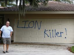 En una pared cubierta con una grafiti se lee 'Asesino de leones'. AFP / C. Perrine