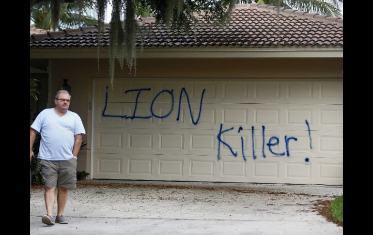 En una pared cubierta con una grafiti se lee 'Asesino de leones'. AFP / C. Perrine