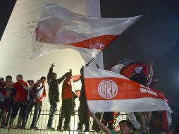 Los festejos de los hinchas de River Plate se extendieron hasta la madrugada del jueves. EFE / M. Di Maggio