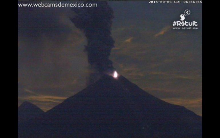 La columna de humo llegó hasta los dos kilómetros de altura. TWITTER / @LUISFELIPE_P