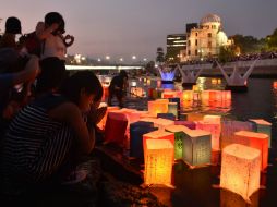 Linternas de papel flotaron en el río Motoyasu, para honrar a las víctimas. AFP / K. Nogi