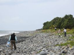 Una ventanilla y fragmentos de aluminio fueron encontrados este día en el litoral de la isla, días después del hallazgo del alerón. AFP / R. Bouhet