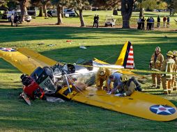 Oficiales y bomberos después del accidente del avión antiguo que piloteaba Harrison Ford en California. AP / ARCHIVO