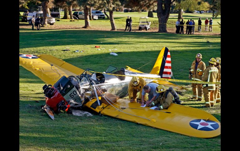 Oficiales y bomberos después del accidente del avión antiguo que piloteaba Harrison Ford en California. AP / ARCHIVO