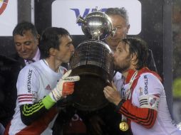 Fernando Cavenaghi (d) cumple su sueño de conseguir el título y se despide del River Plate. AFP / A. Pagni