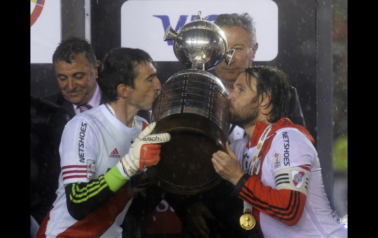 Fernando Cavenaghi (d) cumple su sueño de conseguir el título y se despide del River Plate. AFP / A. Pagni