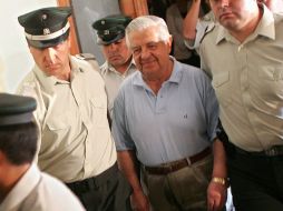 Fotografía de archivo de 2004 del ex general Manuel Contreras durante un traslado hacia el Centro de Detención Cordillera, en Santiago. EFE / ARCHIVO