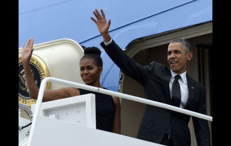 Barack, su esposa Michelle y sus hijas Sasha y Malia abordan el avión presidencial un día antes de lo planeado. AP / S. Walsh