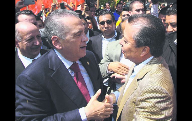 MÉXICO. El aspirante a la dirigencia nacional del PRI, Manlio Fabio Beltrones, y el líder del tricolor, César Camacho. SUN /