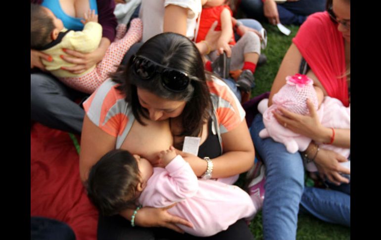 La leche materna también evita la enterocolitis en recién nacidos prematuros, enfermedad que puede causar hasta la muerte. EL INFORMADOR / ARCHIVO