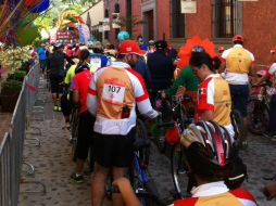 Entre los regalos otorgados, están la entrega de 14 bicicletas para los ciclistas cuyo vehículo fuera el mejor adornado. TWITTER / @MundoCuervo