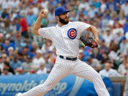 Jake Arrieta lanzó pelota de ocho imparables para barrer en la serie de cuatro juegos a los Gigantes. AFP / J. Durr