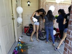 Los vecinos acudieron a la casa donde ocurrió el crimen a dejar algunas flores. AP / D. Phillip