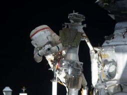 Los trabajos de los dos cosmonautas rusos en el casco de la EEI son supervisados desde el interior de la plataforma orbital. TWITTER / @NASA